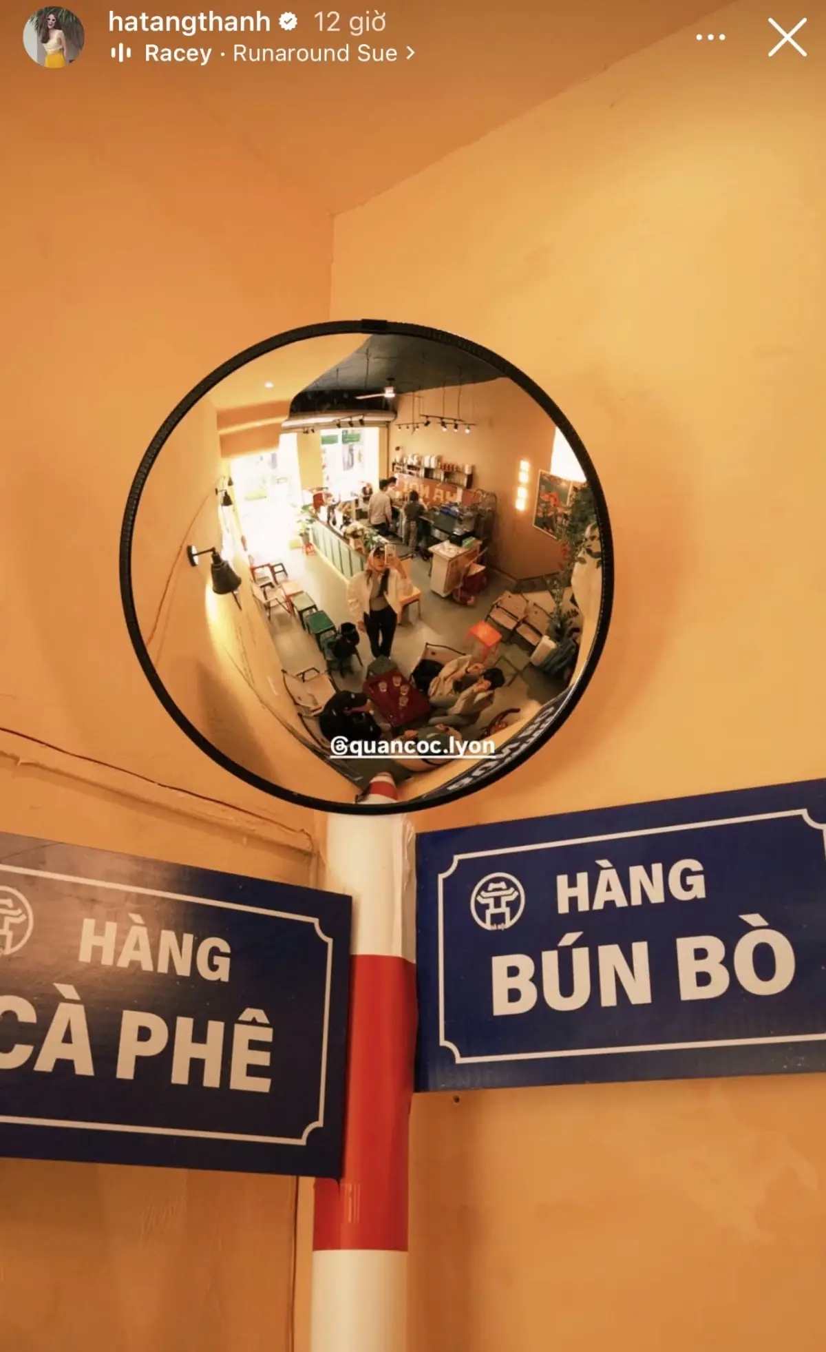 Tăng Thanh Hà chụp hình với quán cà phê thuần Việt tại Pháp. Ảnh: Cắt từ video.
