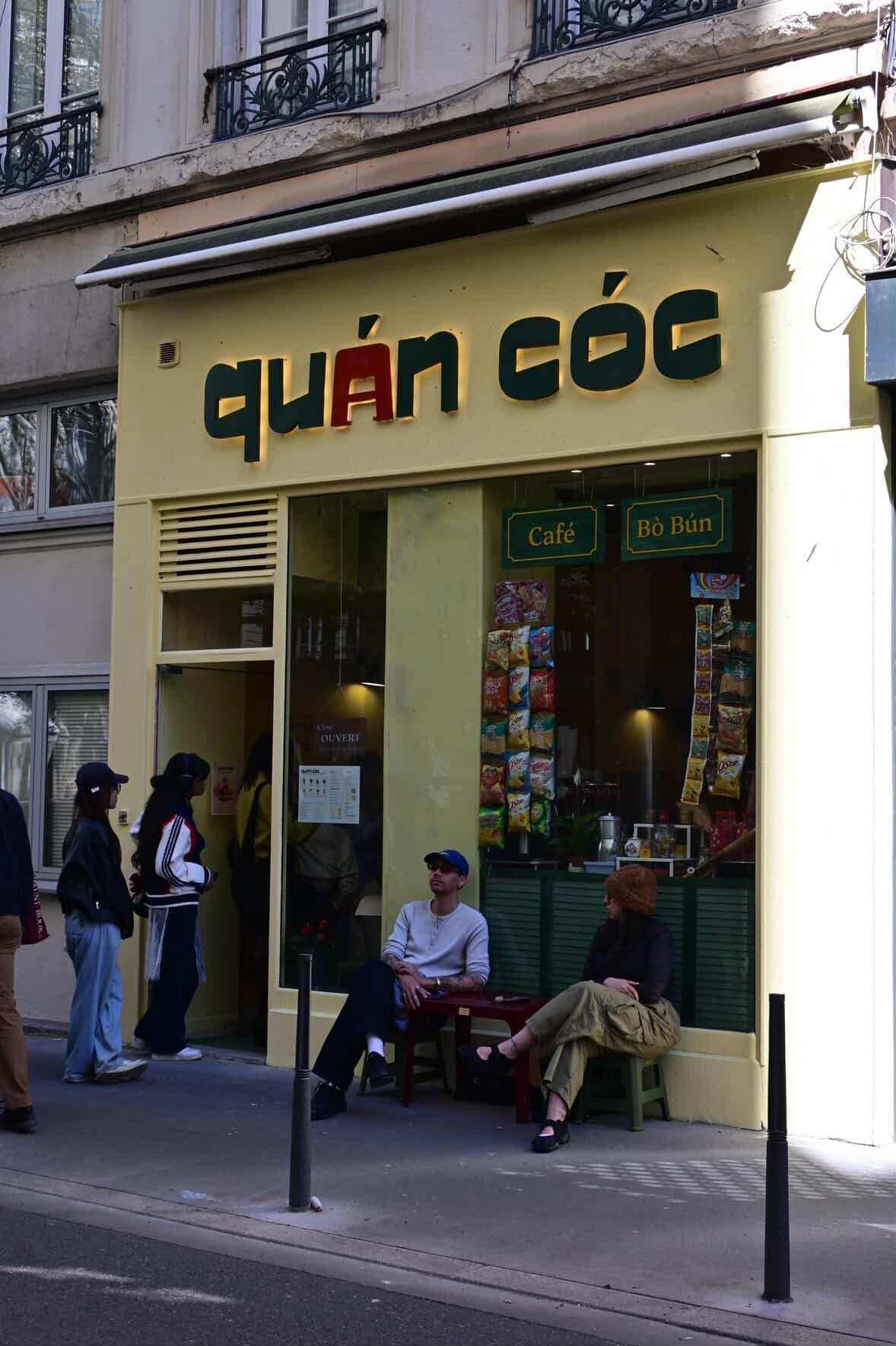 Quán cà phê mang lại không gian đậm chất Việt Nam giữa thành phố xa hoa. Ảnh: Cắt từ video.