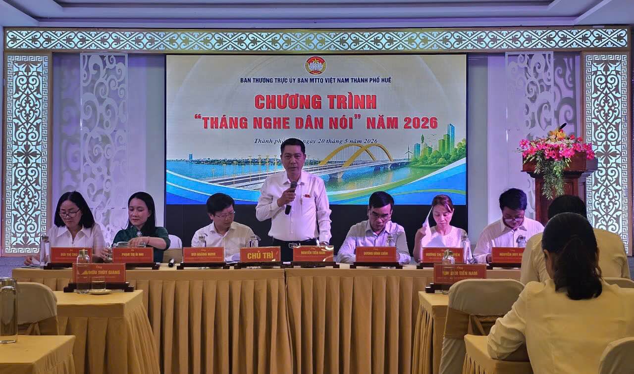 Các thành viên tổ chủ trì chương trình giải đáp, trao đổi ý kiến với người dân. Ảnh: Phúc Đạt.