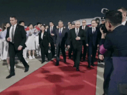 ロシアのウラジーミル・プーチン大統領が中国に到着し、レッドカーペットを歩く。写真:AFP