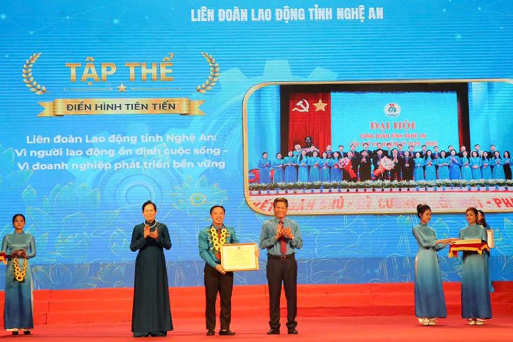 Nghe An Provincial Labor Federation was commended as an advanced example of studying and following Uncle Ho. Photo: Nghe An Trade Union