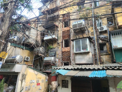 Hà Nội nhiều chung cư, nhà tập thể cũ đang đối mặt nguy cơ cháy nổ. Ảnh: Minh Hạnh 