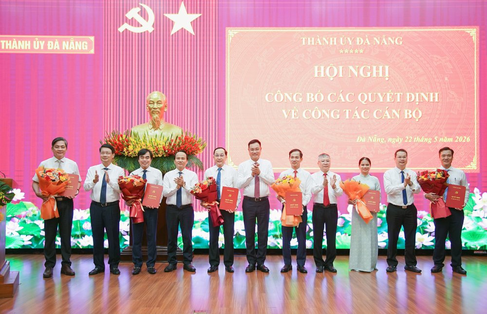 Thường trực Thành ủy trao quyết đinh và tặng hoa chúc mừng các cán bộ được điều động, bổ nhiệm. Ảnh: danang.gov.vn