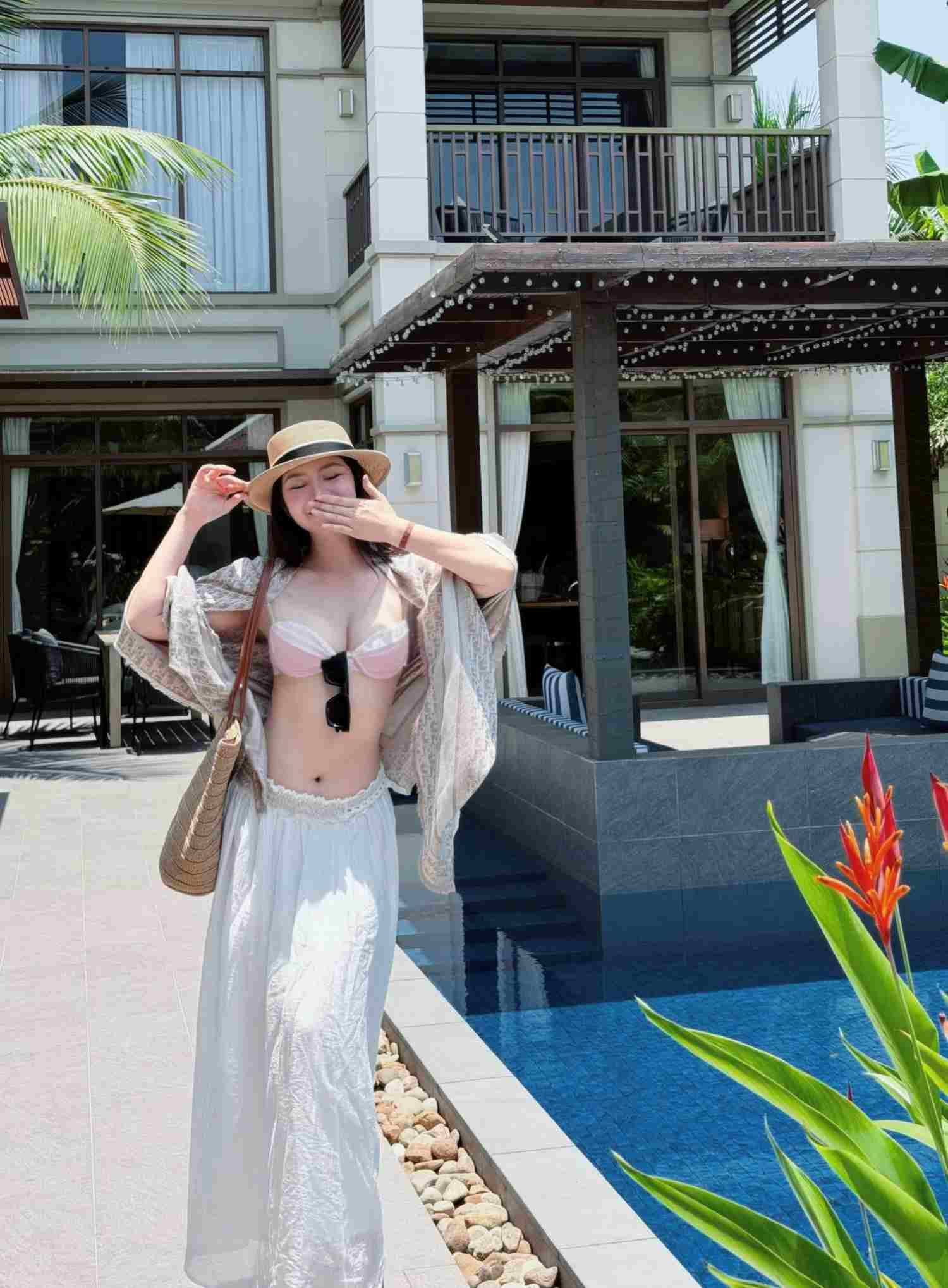 Phong cách thời trang du lịch đơn giản nhưng đẹp của Quỳnh Kool. Ảnh: NVCC