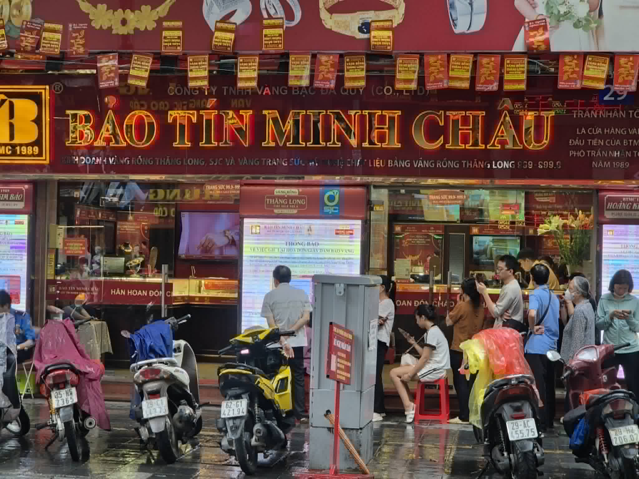 Gold and silver prices fell sharply, stores were sparse, customers mainly sought to buy in this morning's trading session. Photo: Ha Linh