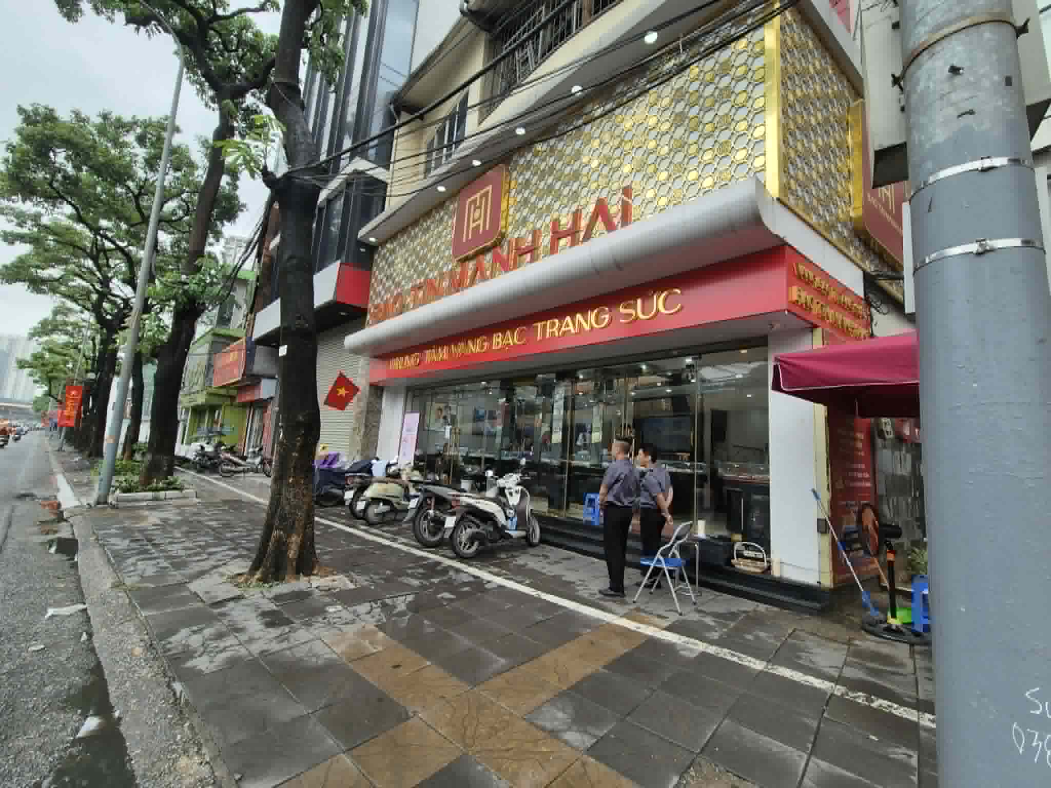 Cửa hàng vàng, bạc trên nhiều tuyến phố như Hoàng Cầu, Trần Duy Hưng trầm lắng trong sáng nay. Ảnh: Khương Duy 