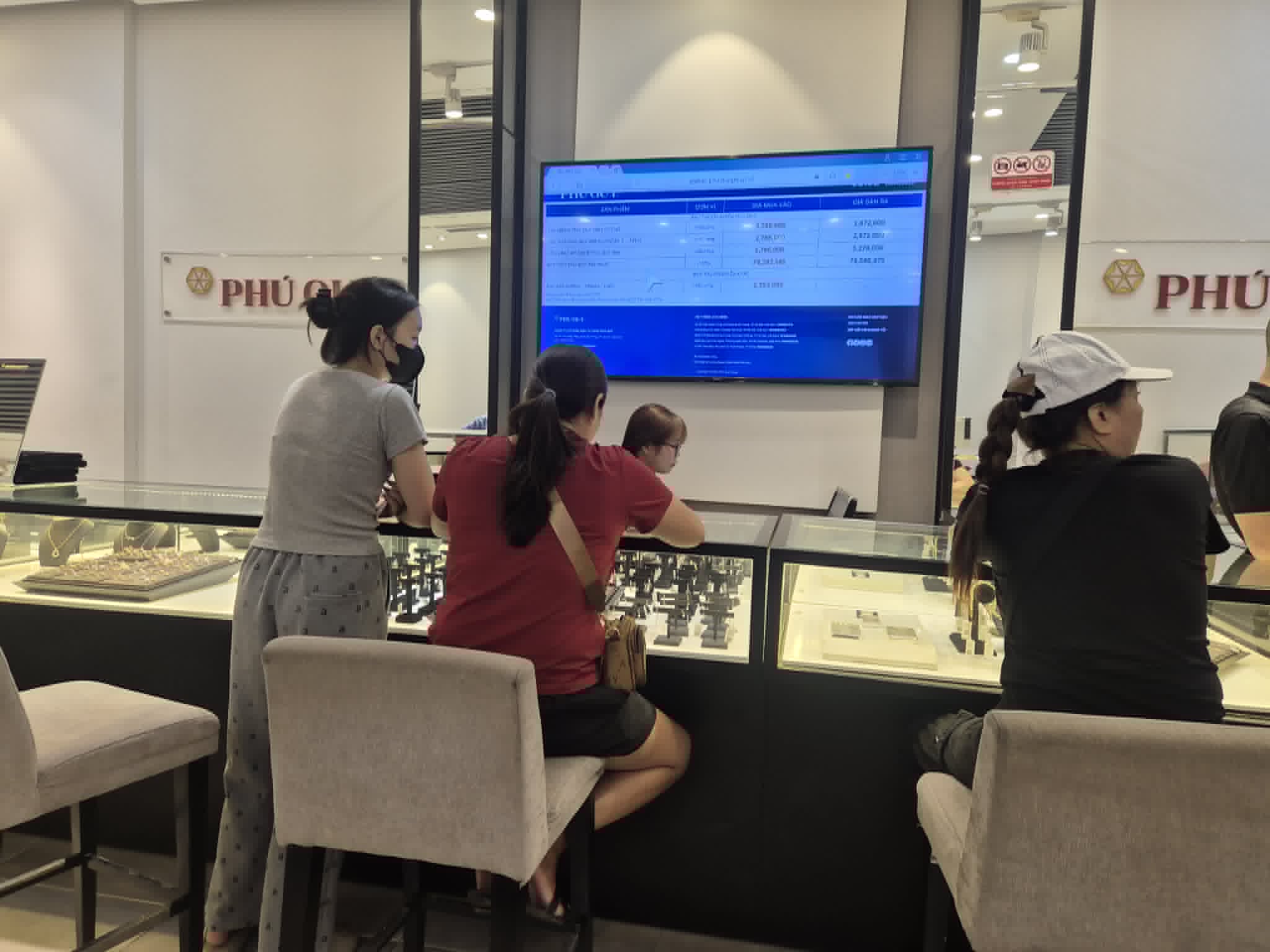 Khách hàng đến giao dịch bạc sôi động hơn khu vực mua vào - bán ra các sản phẩm vàng tại cửa hàng vàng, bạc trên phố Trần Nhân Tông. Ảnh: Khương Duy 