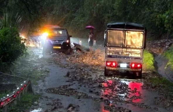 Landslide scene in the Chen village area, Ta Khoa commune (Son La) causing danger to people and vehicles participating in traffic. Photo: Quang Quyet/VNA