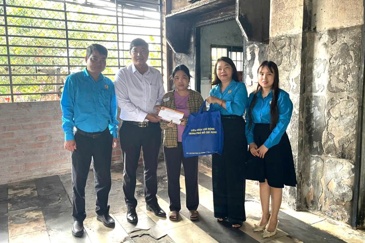 Trade union visits, encourages, and provides support to union members in difficult circumstances whose houses were burned down. Photo: Thanh An