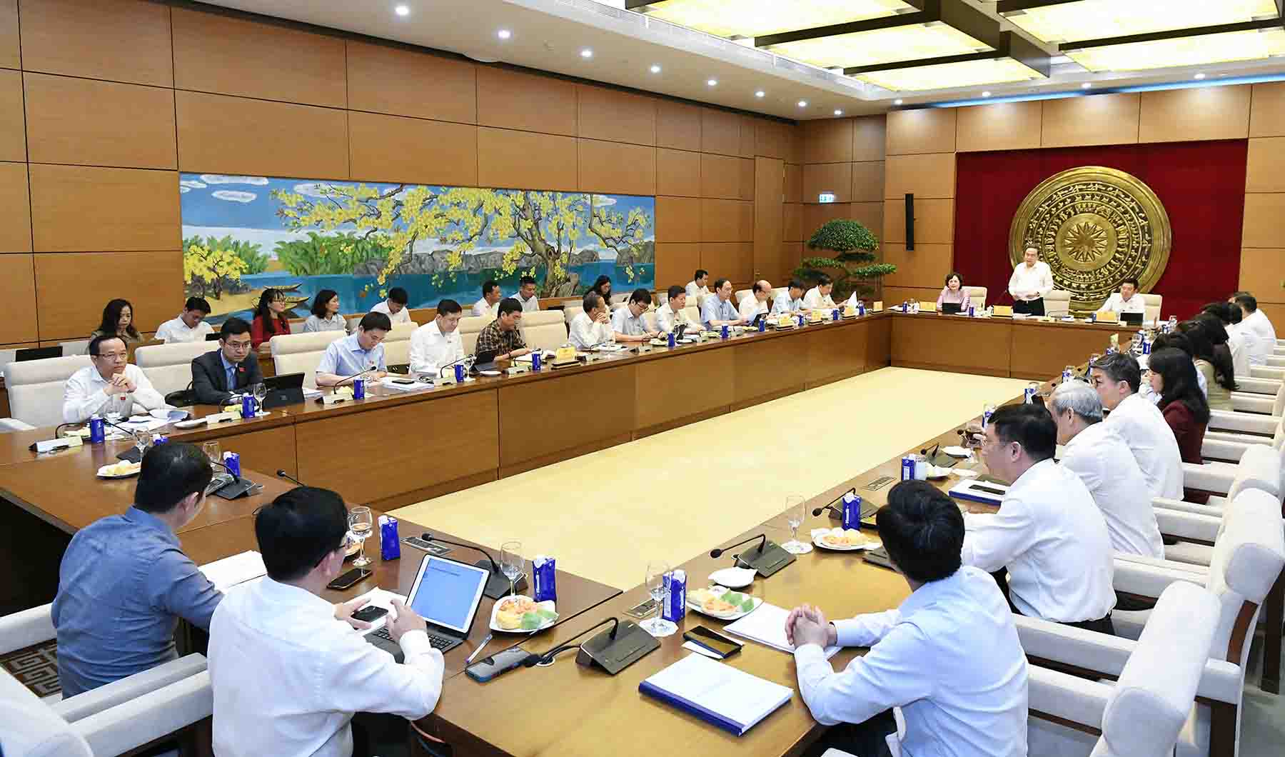 Chủ tịch Quốc hội Trần Thanh Mẫn làm việc với Thường trực Ủy ban Kinh tế và Tài chính. Ảnh: Lâm Hiển.