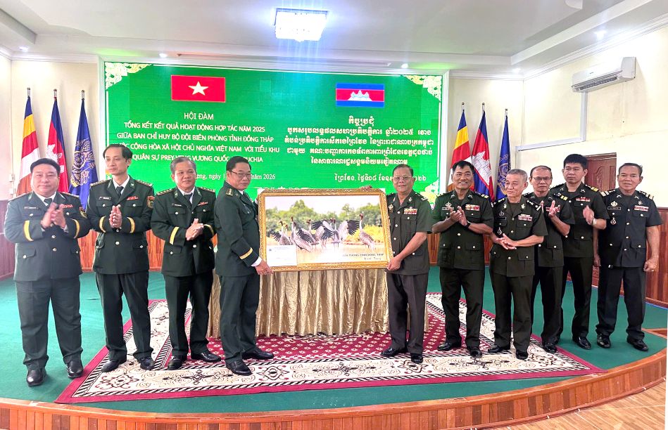 Tại buổi hội đàm, đại diện BĐBP tỉnh Đồng Tháp tặng quà cho Bộ Chỉ huy Hiến binh và Tiểu khu Quân sự tỉnh Prey Veng, Vương quốc Campuchia. Ảnh: Hòa Bình