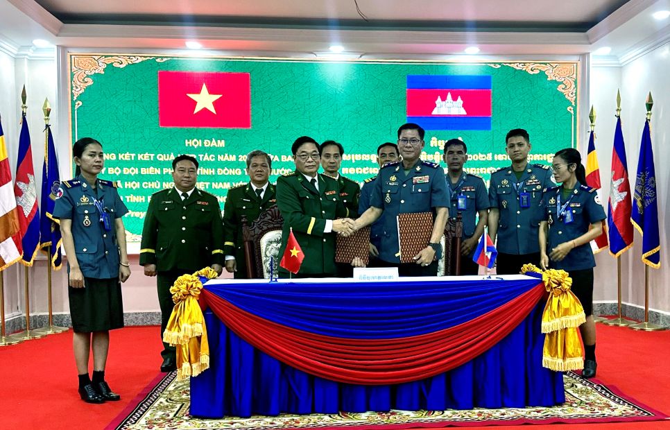 Sau hội đàm, 2 bên ký kết biên bản hợp tác năm 2026. Ảnh: Hòa Bình