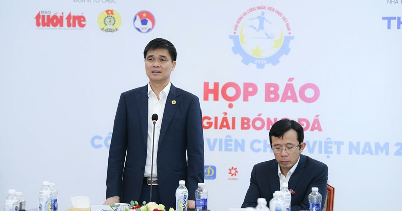 Công nhân tự bỏ tiền túi để thỏa mãn đam mê bóng đá