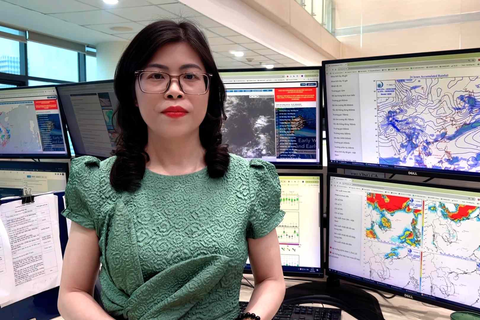 Bà Phạm Thị Châm cảnh báo nguy cơ mưa cực đoan ở Bắc Bộ từ nay đến ngày 21.5. Ảnh: Quỳnh Hương