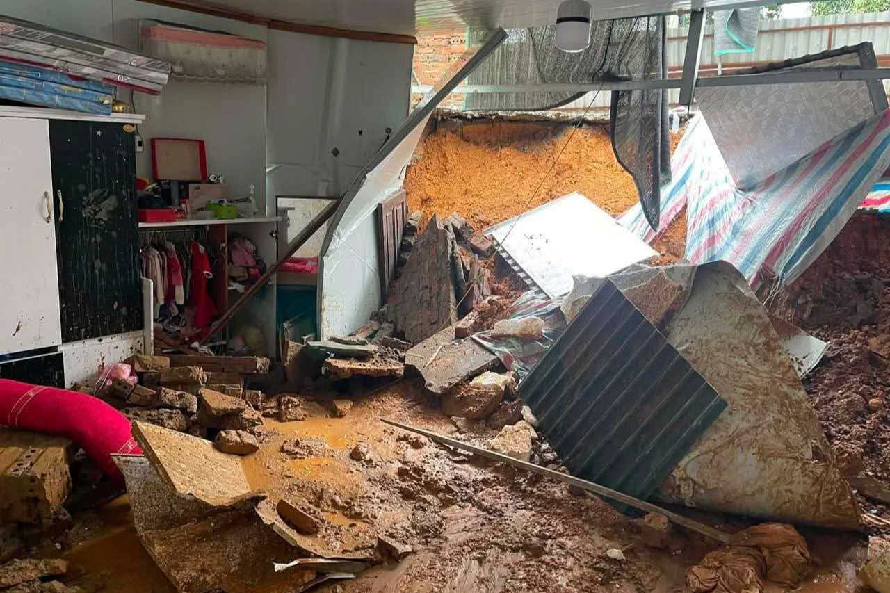El deslizamiento de tierra y el derrumbe de la pared ocurrieron alrededor de las 22:00 horas de la noche del 19 de mayo en la comuna de Cam Khe. Foto proporcionada por los residentes.