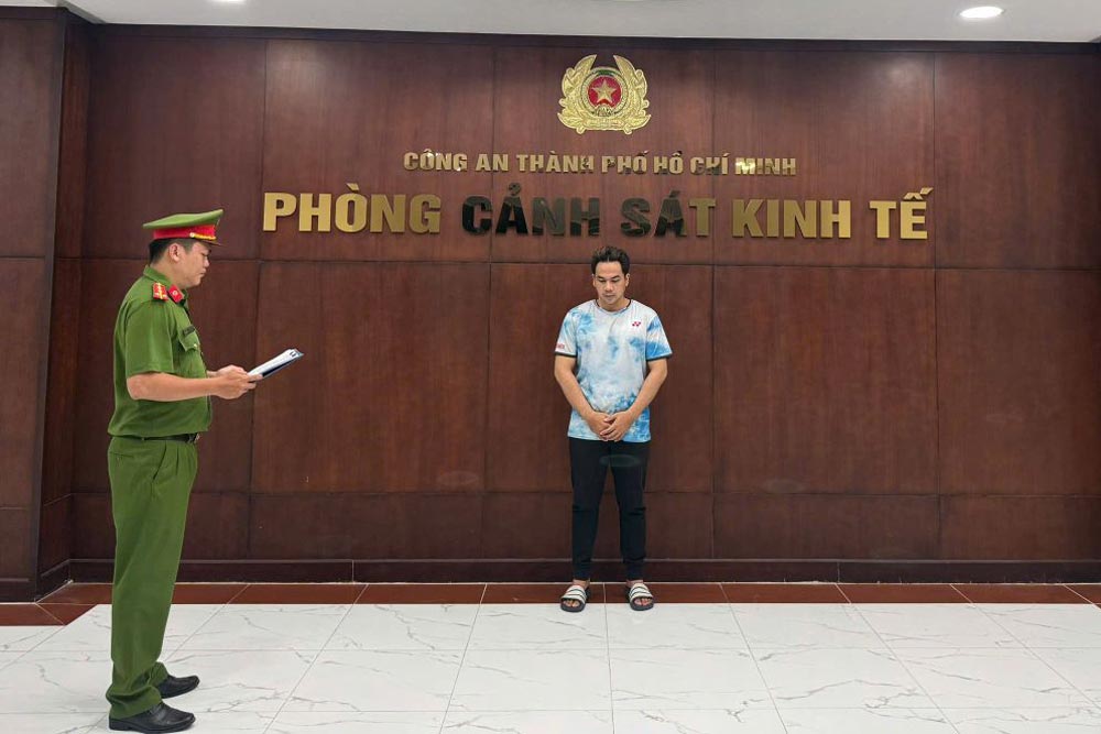 Cơ quan Công an đang đọc lệnh khởi tố với đối tượng Nguyễn Trần Việt Hoàng về hành vi buôn bán hàng hóa giả mạo. Ảnh: Công an