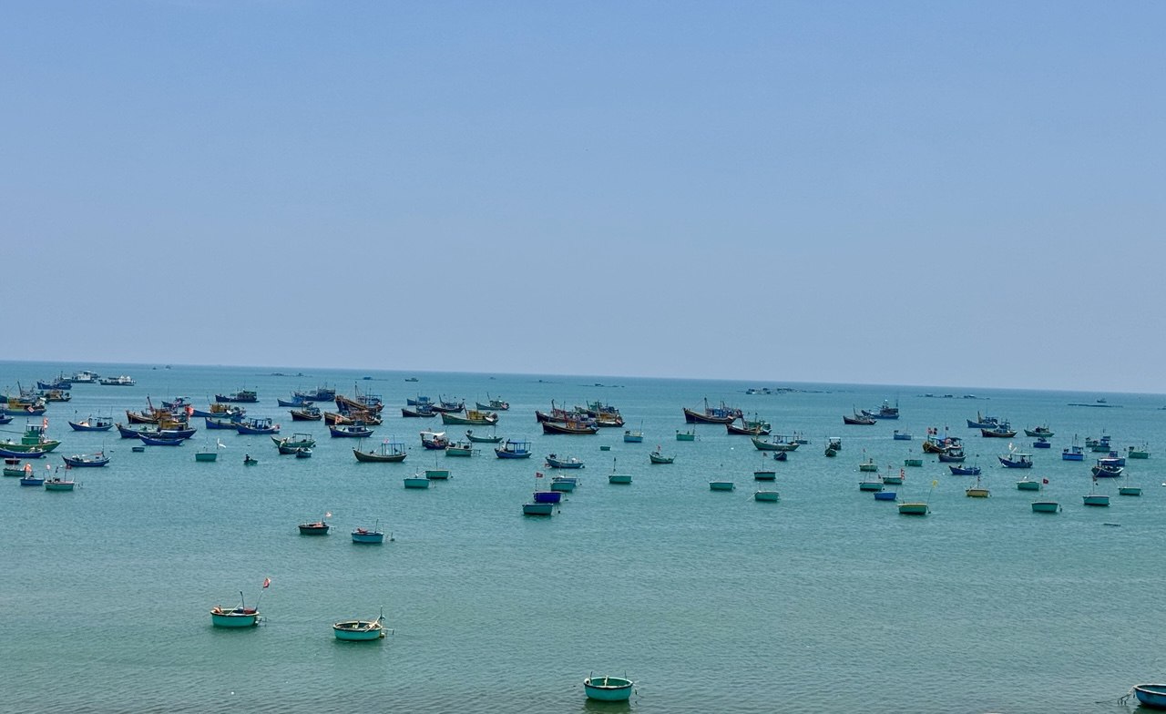 Sự tương phản giữa màu sắc của những chiếc thuyền, của biển trời và nắng vàng tạo nên một khung cảnh vô cùng ngoạn mục. Du khách chỉ cần giơ máy lên là đã sở hữu ngay những bức ảnh sống ảo đậm chất nghệ thuật.