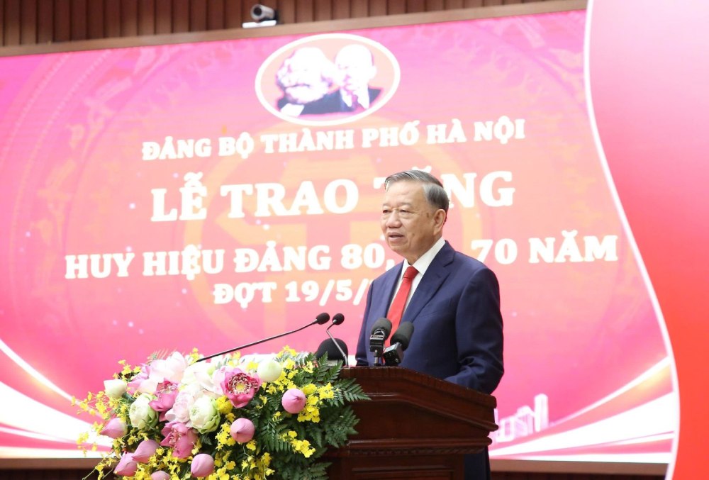 Tổng Bí thư, Chủ tịch nước Tô Lâm phát biểu tại Lễ trao tặng Huy hiệu Đảng cho đảng viên lão thành của Đảng bộ Hà Nội, hôm 19.5. Ảnh: Hiền Hòa