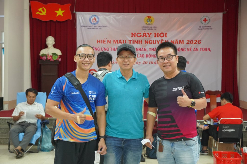 Đông đảo đoàn viên, người lao động tham gia hiến máu. Ảnh: Tạ Quang