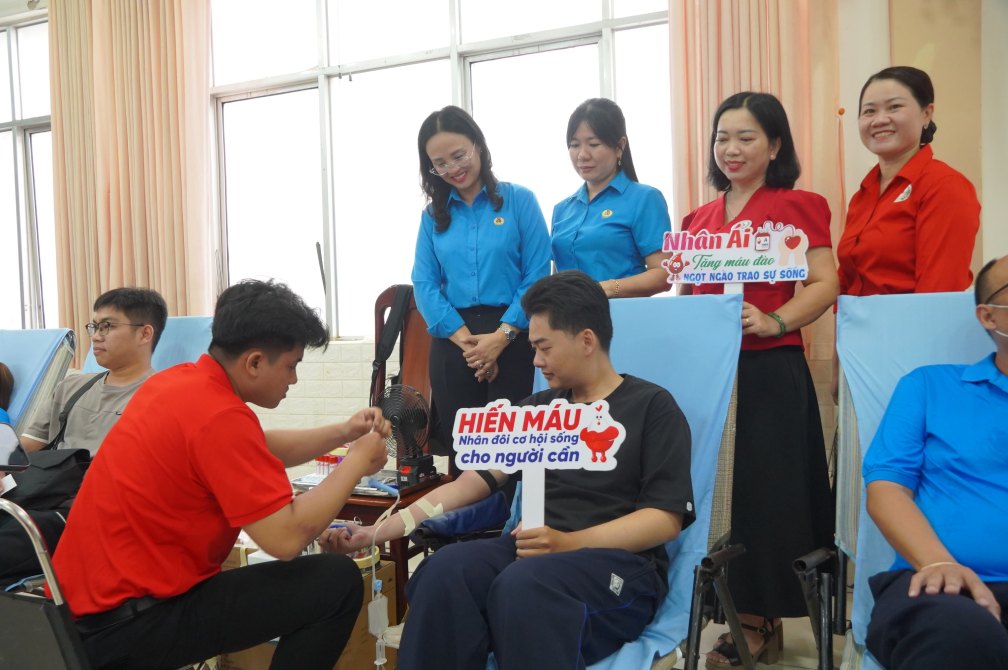 Bà Lê Thị Sương Mai (đang đứng, ngoài cùng bên trái) - Chủ tịch LĐLĐ thành phố Cần Thơ thăm hỏi người tham gia hiến máu. Ảnh: Tạ Quang