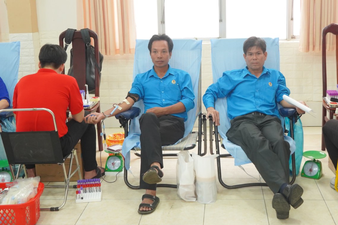 Anh Đỗ Văn Hoán (áo xanh, bên trái) - đoàn viên CĐCS Công ty Nông nghiệp Cờ Đỏ đã nhiều lần tham gia hiến máu tình nguyện. Ảnh: Tạ Quang