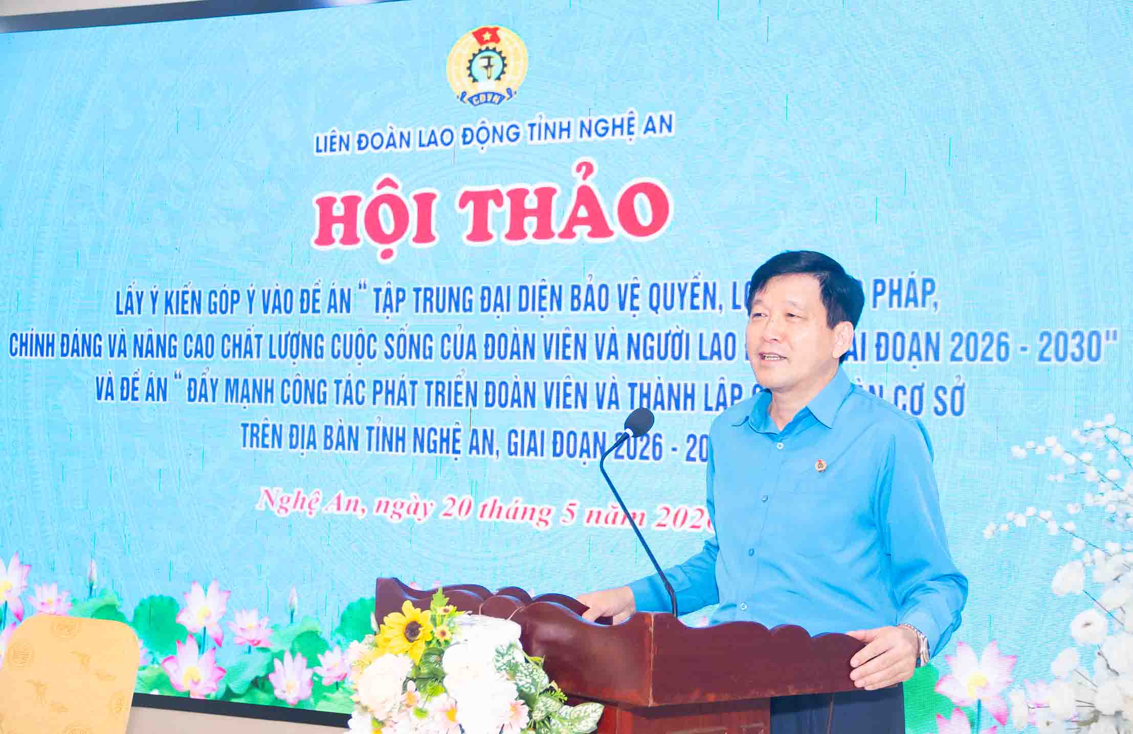 Ông Kha Văn Tám - Chủ tịch Liên đoàn Lao động tỉnh Nghệ An phát biểu tại hội thảo. Ảnh: Duy Chương
