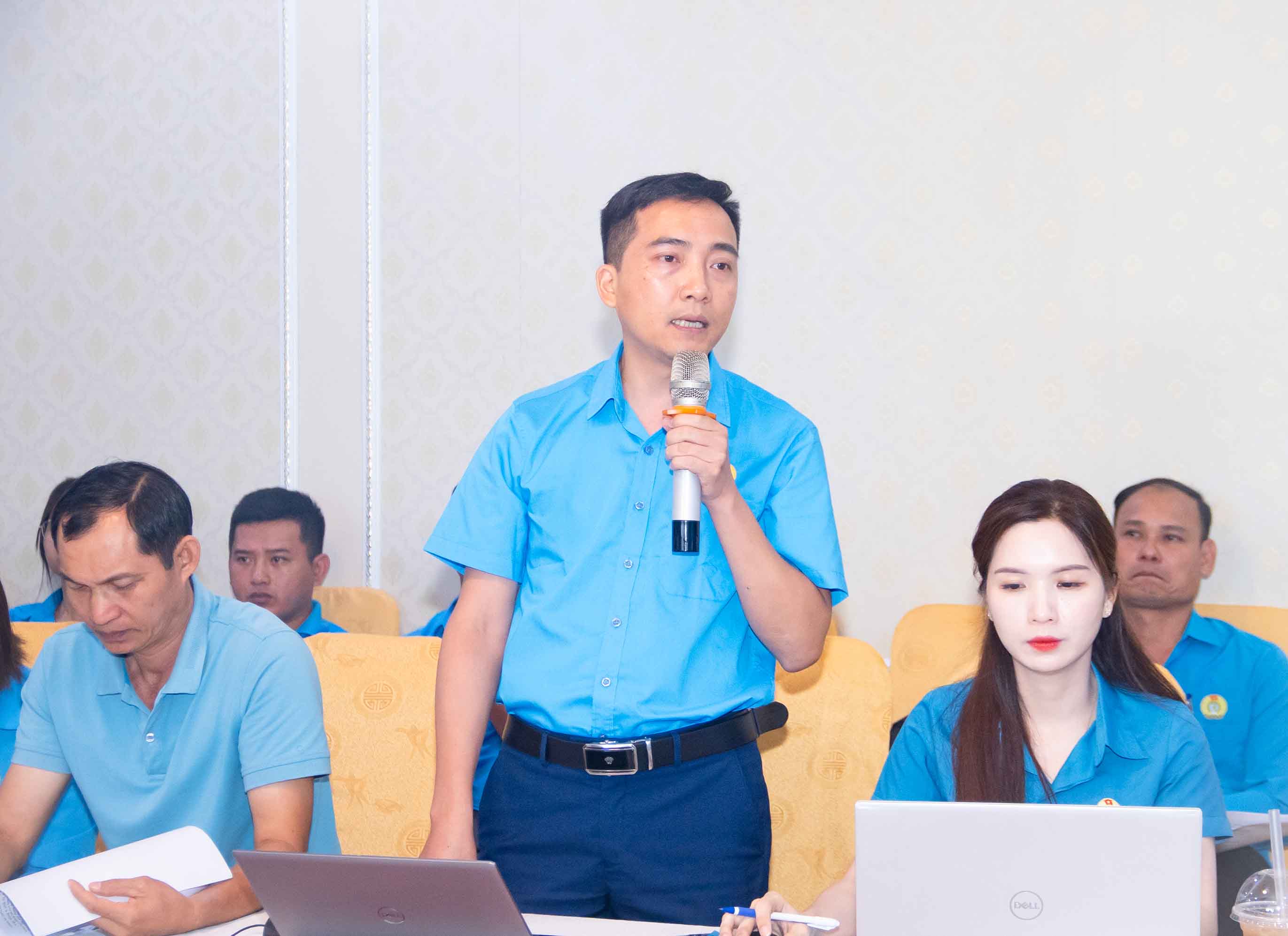 Cao Hoàng Tiến Lâm - Chủ tịch CĐCS khối Công ty Luxshare - ICT Nghệ An II phát biểu đóng góp ý kiến. Ảnh: Duy Chương