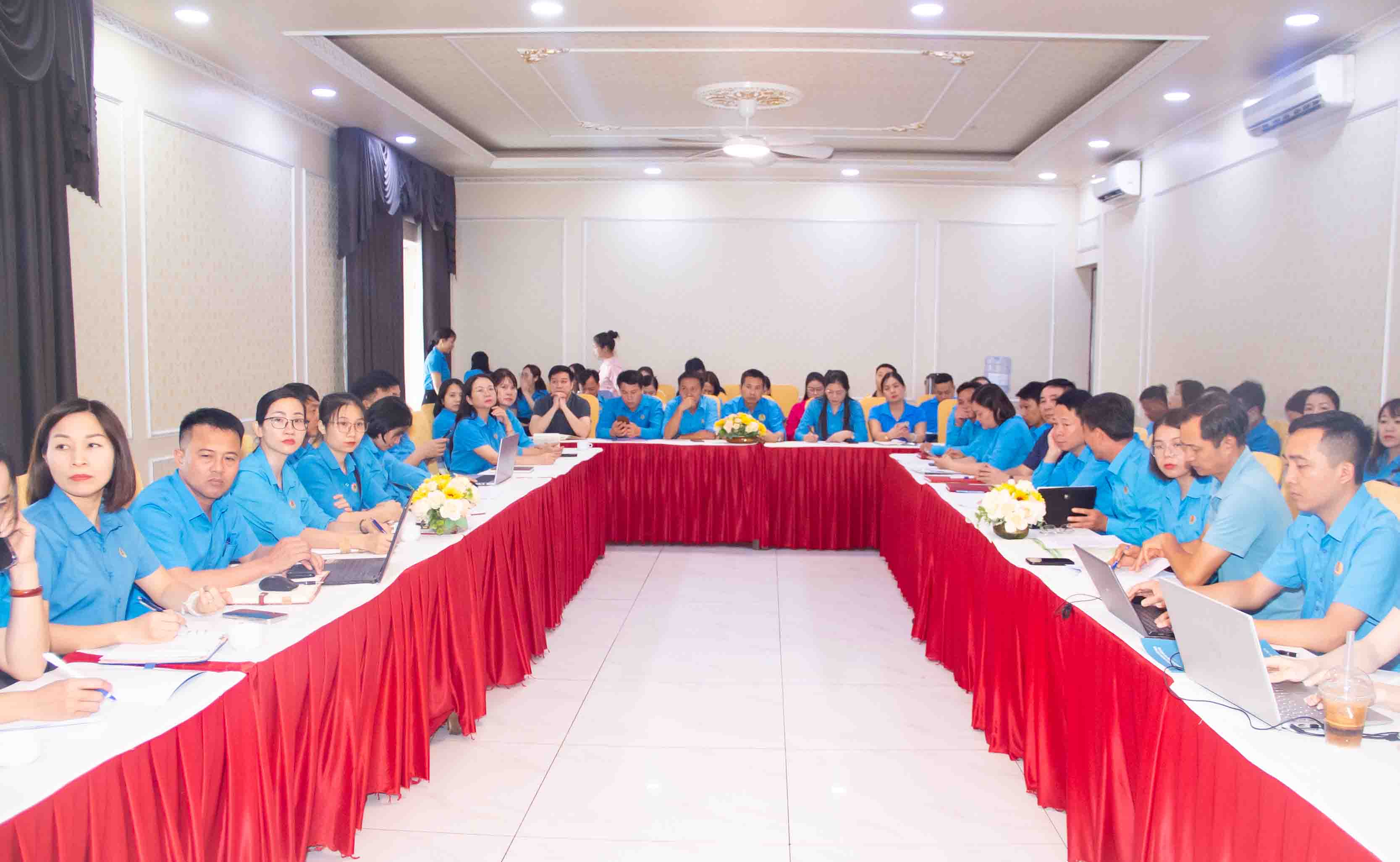 Các đại biểu tập trung lắng nghe, góp ý xây dựng đề án