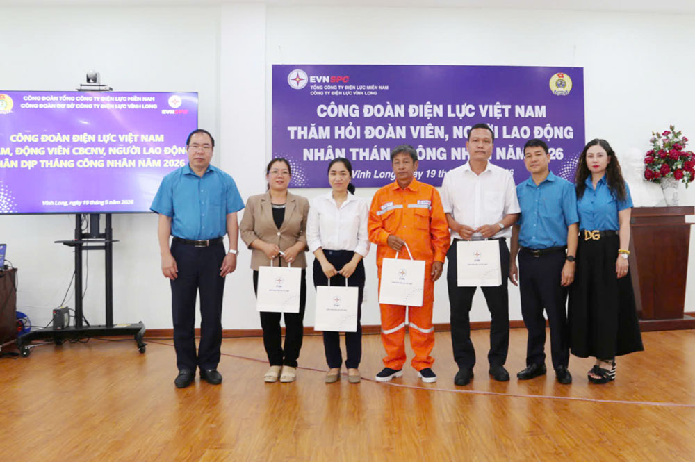 Leaders of the Vietnam Electricity Trade Union present gifts to union members and workers. Photo: CĐ ĐLVN