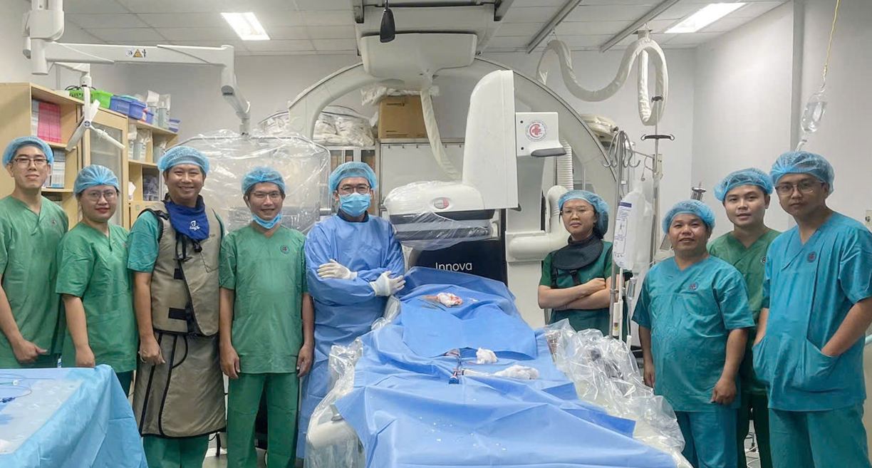 Ê-kíp các bác sĩ can thiệp tim mạch tại Bệnh viện Đa khoa thành phố Cần Thơ đã phối hợp cùng TS.BS. Đỗ Nguyên Tín thực hiện thành công kỹ thuật đóng thông liên nhĩ bằng dụng cụ cho hai bệnh nhân. Ảnh: Bệnh viện cung cấp