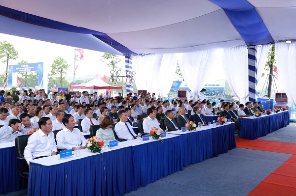 Toàn cảnh buổi khơi công dự án khu công nghiệp. Ảnh: Hoàng Yến 