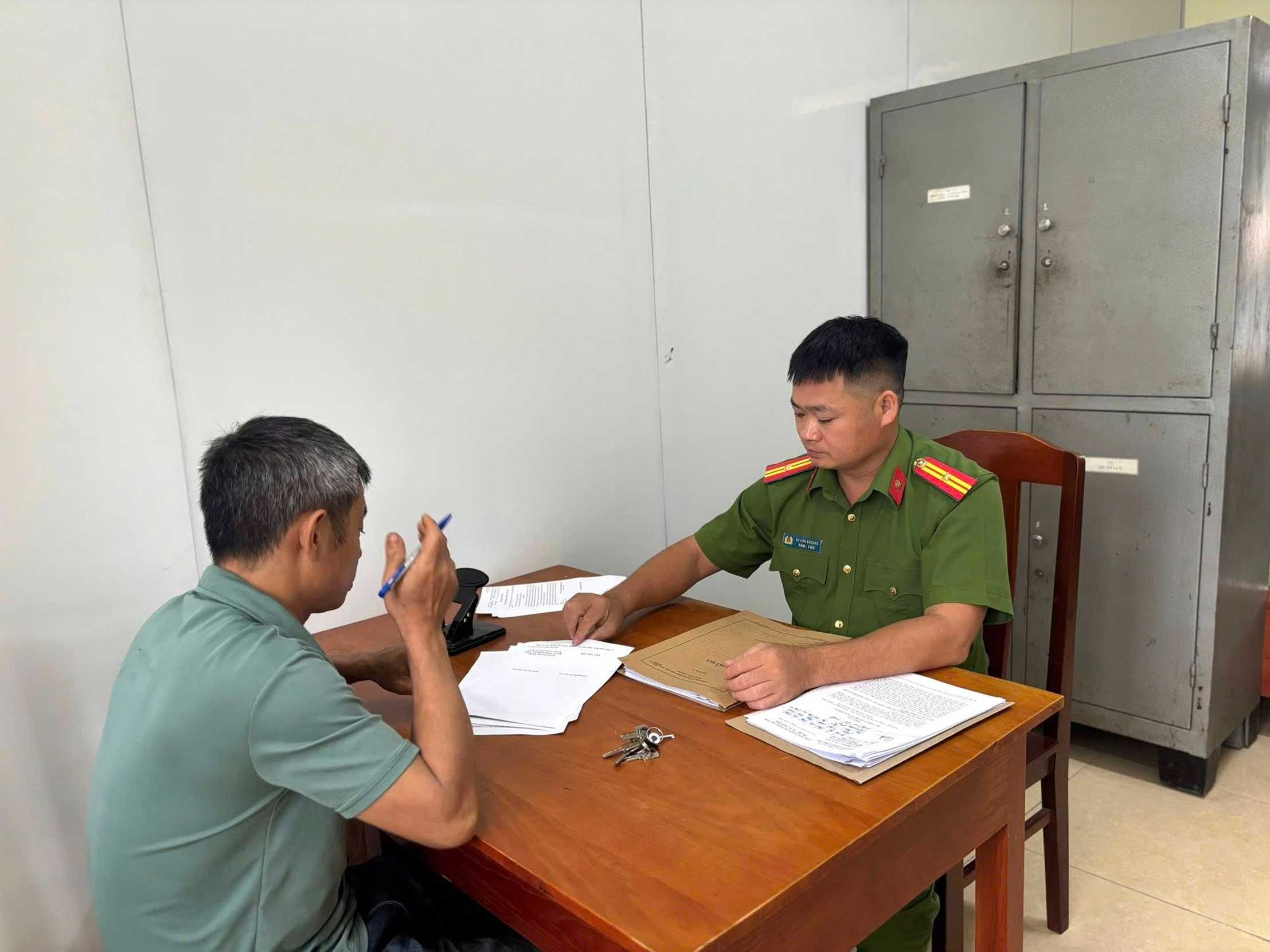 Lực lượng chức năng làm việc với bị can L.N.L sau vụ tai nạn giao thông liên quan xe công nông tự chế khiến một người tử vong. Ảnh: Công an xã Lâm Thượng