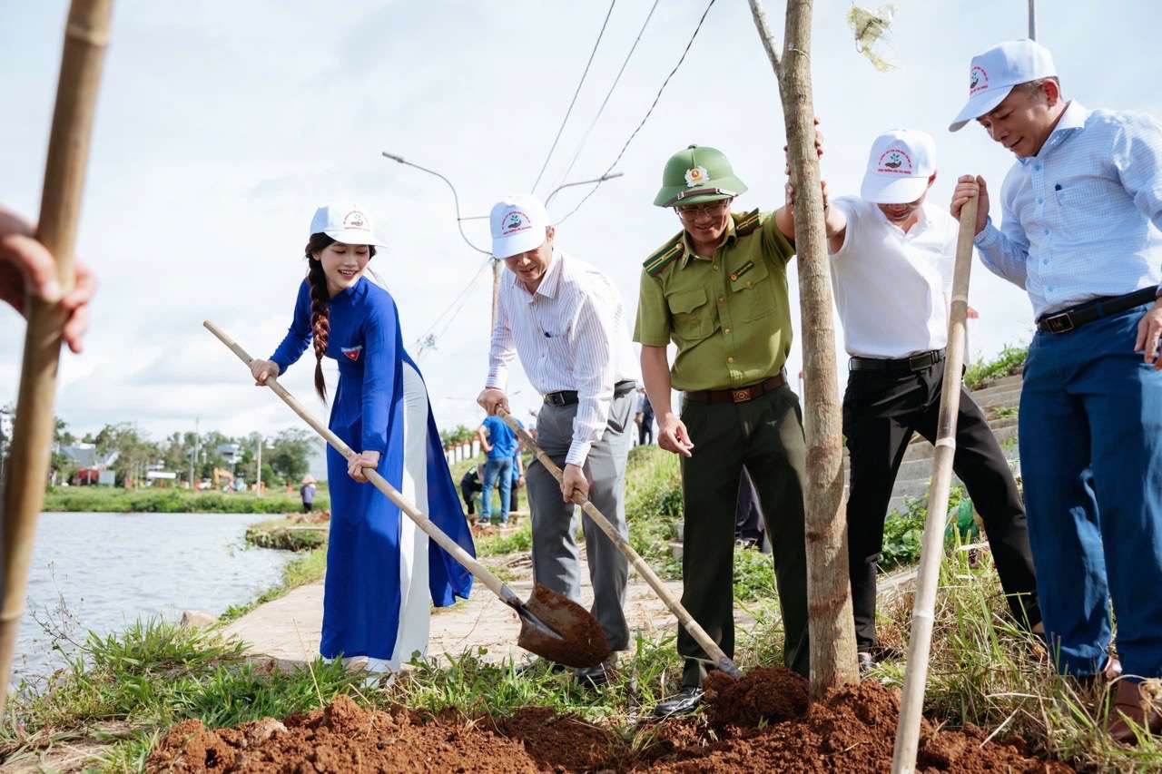 Miss Tran Thi My Linh plants trees to send a message of green living. Photo: Organizing Committee.