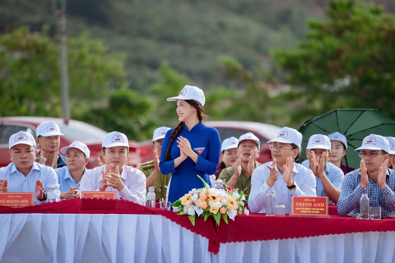 Hoa hậu Mỹ Linh tham gia hoạt động cộng đồng. Ảnh: Ban tổ chức.