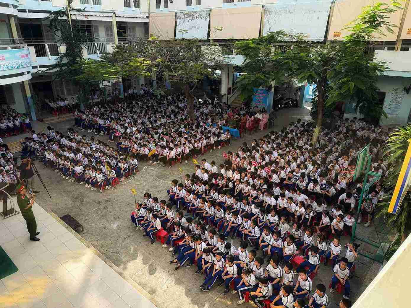 Nearly 1,000 students and teachers of Phuong Sai Primary School are guided on drowning prevention skills before the summer of 2026. Photo: Police provided