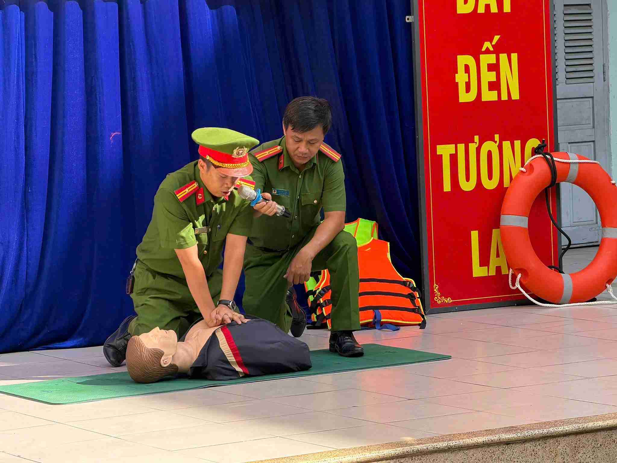 Cán bộ phổ biến cho học sinh, giáo viên những kiến thức cơ bản về nguyên nhân, nguy cơ dẫn đến tai nạn đuối nước. Ảnh: Công an cung cấp