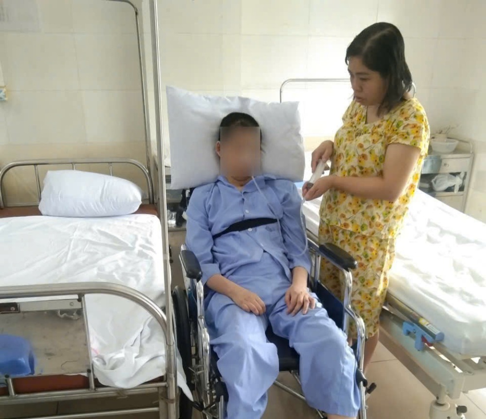 The illness incident caused Nguyen Lan Phuong from a good teacher to fall into a series of days of fighting illness for a long time. Ms. Hop both takes care of her child and frantically worries about treatment costs... Photo: Family provided