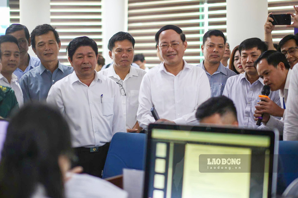 Chairman of Gia Lai Provincial People's Committee Pham Anh Tuan inspects the process of online dossier processing at the Provincial Public Administrative Service Center in the early days of operating the 2-level government. Photo: Hoai Phuong