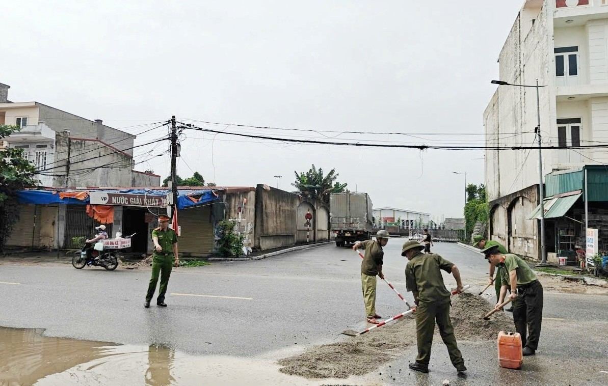 Hung Dao Ward Police and forces participating in protecting security and order at the grassroots leveling promptly filled the subsidence hole. Photo: Hai Phong Police