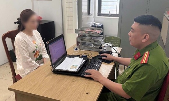 Công an Hà Nội làm việc với người phụ nữ đánh tài xế sau va chạm. Ảnh: CAHN
