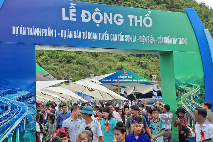 Lễ động thổ diễn ra tại bản Món Hà, xã Mường Lạn, tỉnh Điện Biên. Ảnh: Quang Đạt