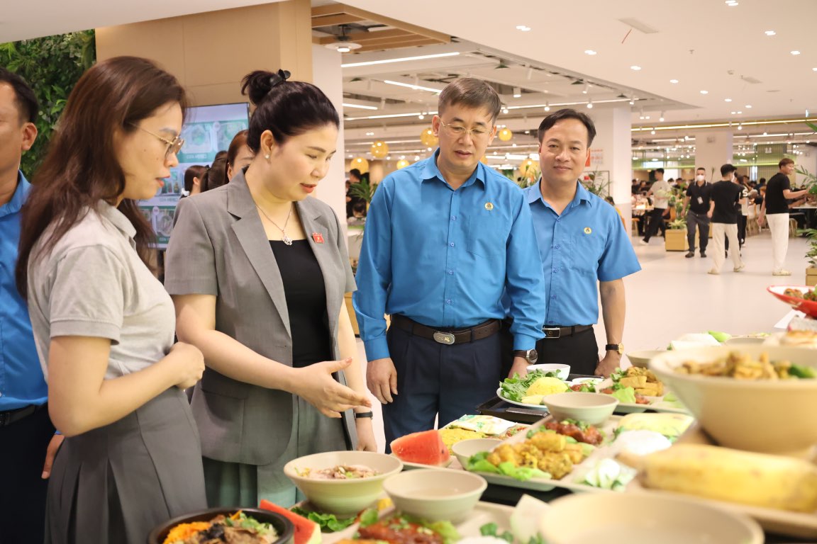 Deputy Head of the National Assembly Delegation of Bac Ninh province Tran Thi Van (2nd from the left) and Chairman of the Bac Ninh Provincial Labor Federation Thach Van Chung (2nd from the right) inspect the display area of dishes in the trade union meal menu. Photo: Quyet Chien