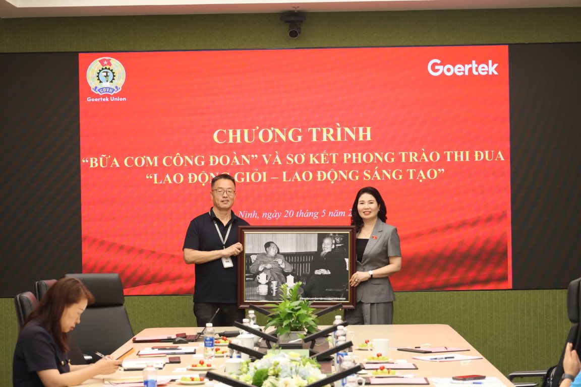 Phó Chủ tịch tặng doanh nghiệp bức ảnh tư liệu về khoảnh khắc thân mật giữa Chủ tịch Hồ Chí Minh và Chủ tịch Mao Trạch Đông - thể hiện tình đoàn kết, hữu nghị giữa hai nước Việt Nam - Trung Quốc. Ảnh: Quyết Chiến