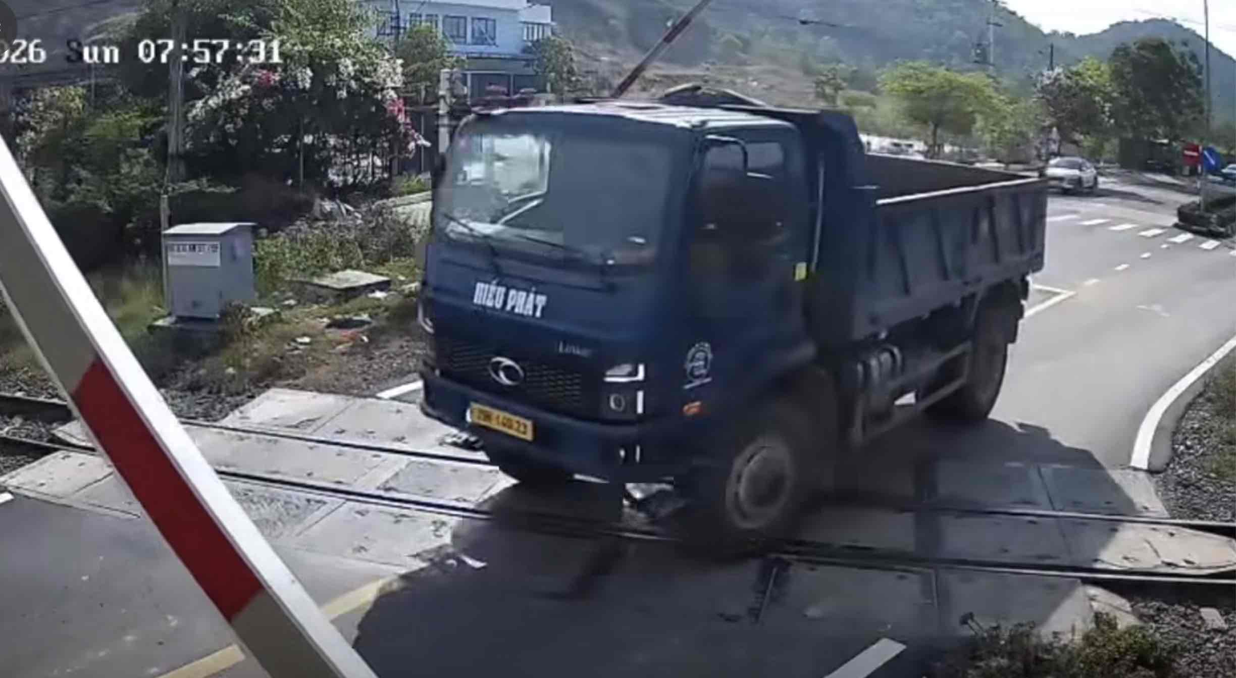 Functional forces handle drivers driving vehicles crossing railway crossings when the barrier is lowering. Photo: Police provided