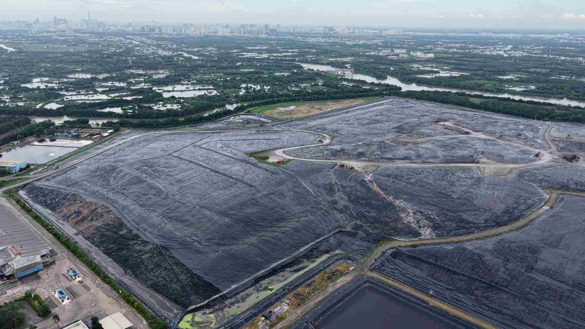 Da Phuoc landfill is less than 20km from the center of Ho Chi Minh City. Photo: Anh Tu