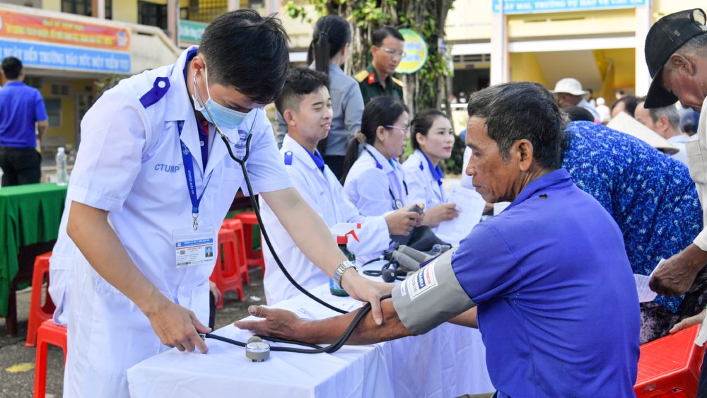 Huy động hiệu quả các nguồn lực xã hội hóa để chăm lo tốt hơn đời sống Nhân dân. Ảnh: Phương Vũ