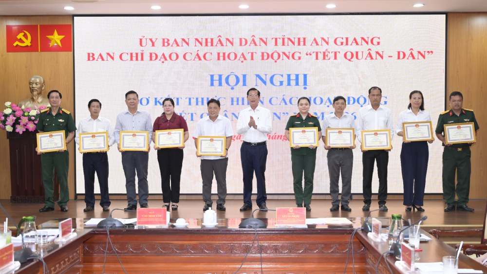 Phó Chủ tịch UBND tỉnh An Giang Lê Văn Phước trao bằng khen của UBND tỉnh cho các tập thể và cá nhân có thành tích xuất sắc trong thực hiện các hoạt động “Tết Quân dân” năm 2026. Ảnh: Phương Vũ