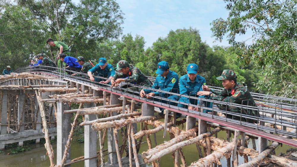 Many practical and meaningful activities in the 2026 Military-Civilian Tet activity. Photo: Phuong Vu