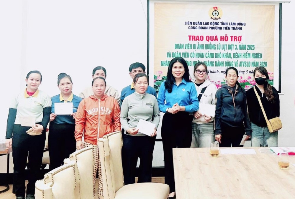 Đoàn viên, người lao động nhận quà từ công đoàn. Ảnh: Phạm Duy
