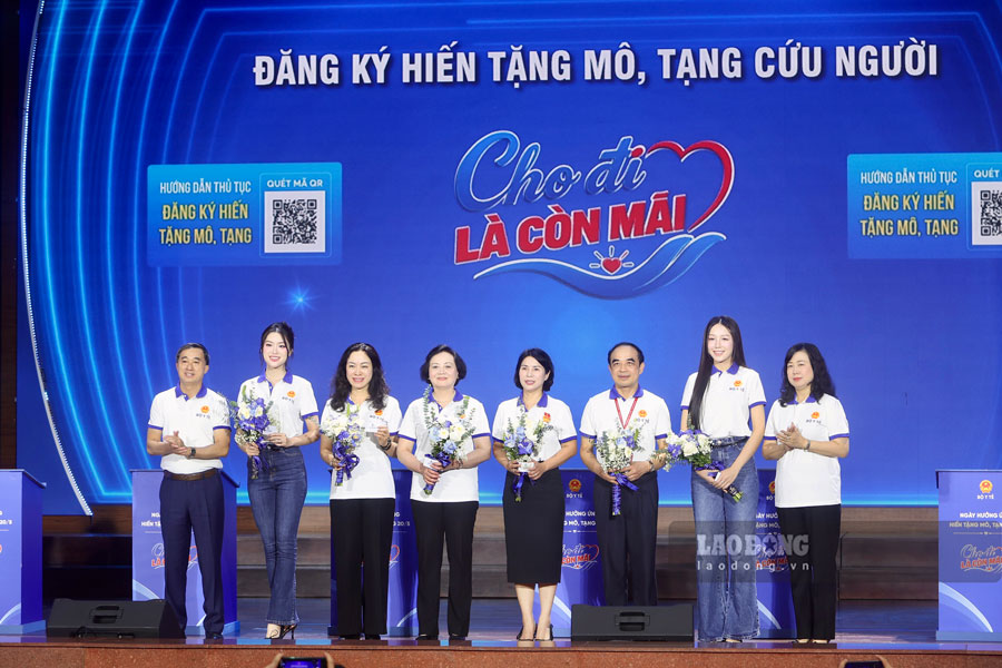 Ministry of Health launches day to respond to tissue and organ donation "Giving is forever". Photo: Viet Anh